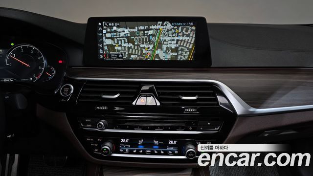 BMW 5-Series 2018 — photo 14