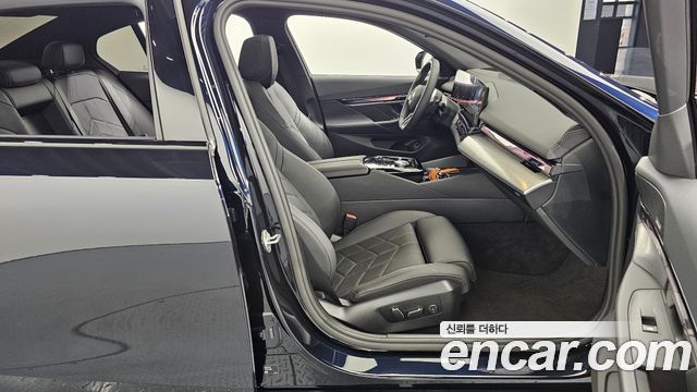 BMW 5-Series 2025 — photo 10