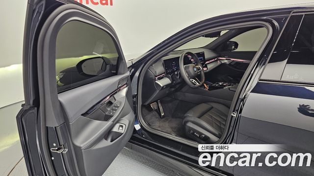 BMW 5-Series 2025 — photo 11