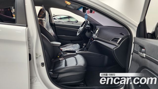 Hyundai AVANTE 2017 — photo 11