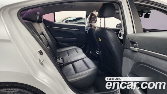 Hyundai AVANTE 2017 — photo 12