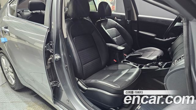 Kia K3 2016 — photo 11
