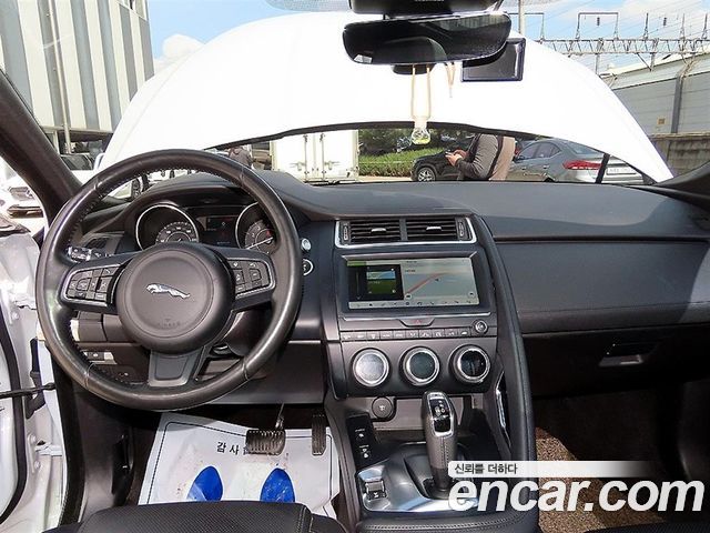 Jaguar E-PACE 2018 — photo 7