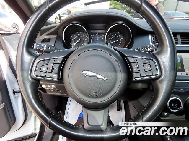 Jaguar E-PACE 2018 — photo 8