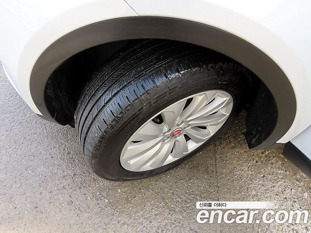 Jaguar E-PACE 2018 — photo 20