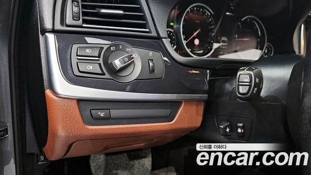 BMW 5-Series 2016 — photo 17
