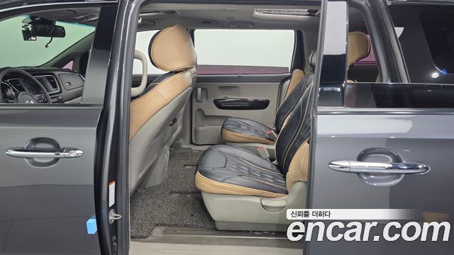 Kia Canival 2016 — photo 12