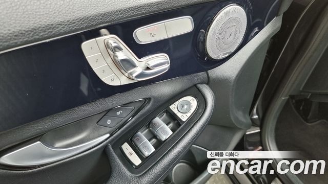 Mercedes-Benz C-Class 2018 — photo 13