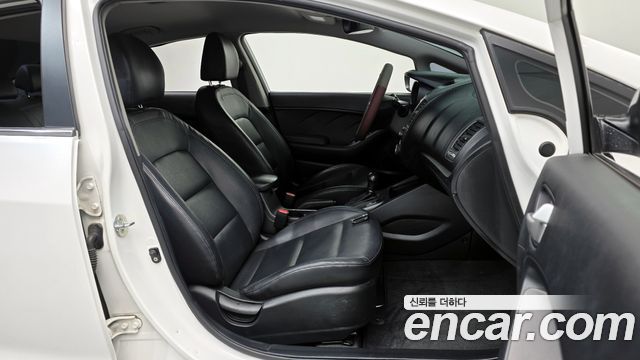 Kia K3 2014 — photo 17