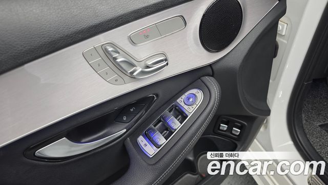 Mercedes-Benz C-Class 2020 — photo 34