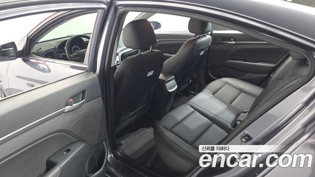 Hyundai AVANTE 2018 — photo 18