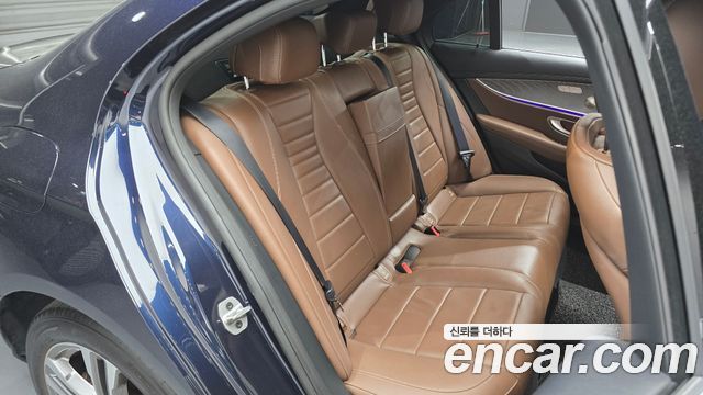 Mercedes-Benz E-Class 2022 — photo 12