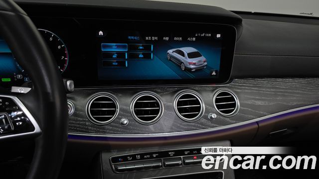 Mercedes-Benz E-Class 2022 — photo 14