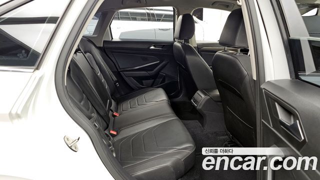 Volkswagen Jetta 2021 — photo 12