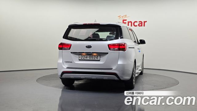 Kia Canival 2017 — photo 4