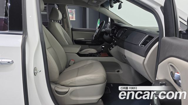 Kia Canival 2017 — photo 17