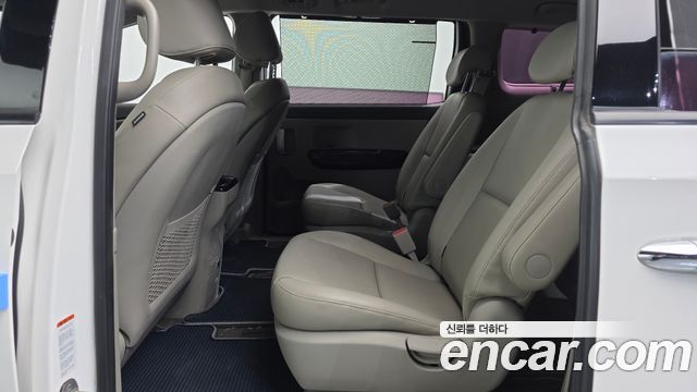 Kia Canival 2017 — photo 16