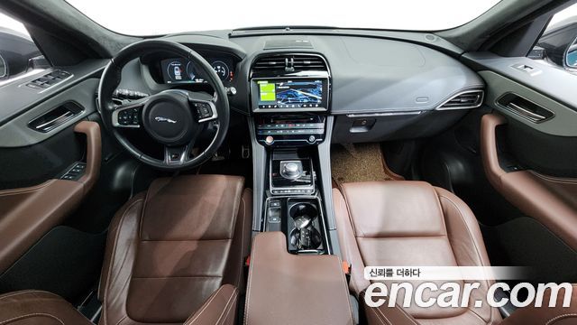 Jaguar F-PACE 2017 — photo 10