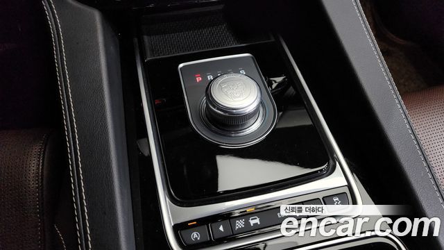 Jaguar F-PACE 2017 — photo 12