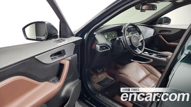 Jaguar F-PACE 2017 — photo 13