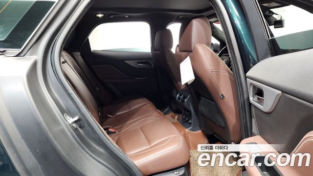 Jaguar F-PACE 2017 — photo 17