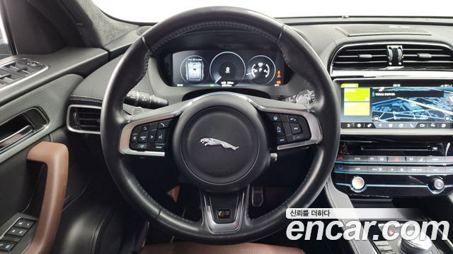 Jaguar F-PACE 2017 — photo 18