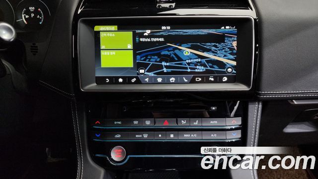 Jaguar F-PACE 2017 — photo 19