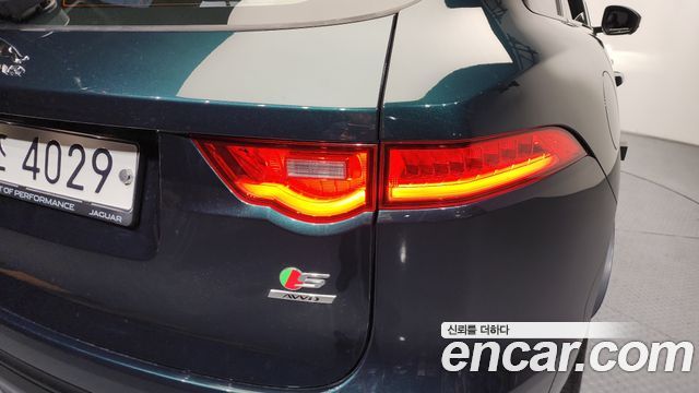 Jaguar F-PACE 2017 — photo 9