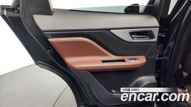 Jaguar F-PACE 2017 — photo 15