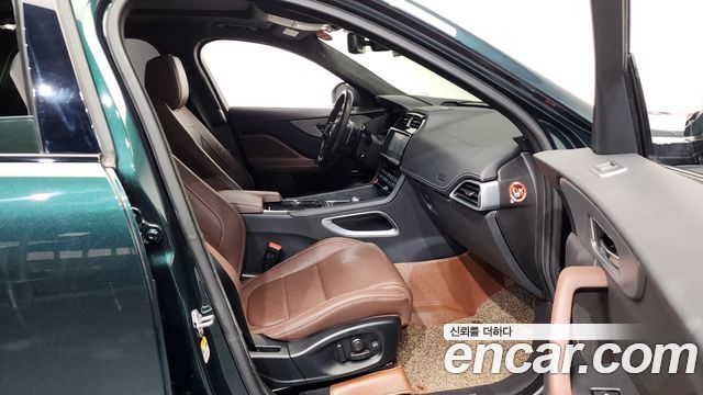 Jaguar F-PACE 2017 — photo 16