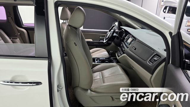 Kia Canival 2016 — photo 18