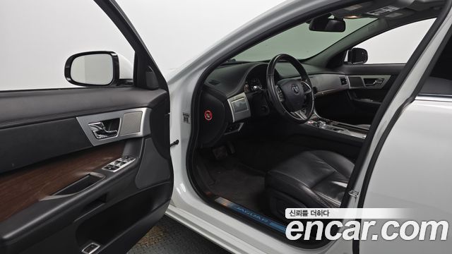 Jaguar XF 2014 — photo 13