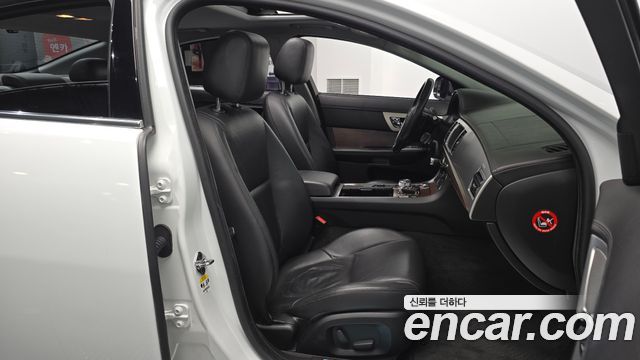 Jaguar XF 2014 — photo 17