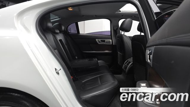 Jaguar XF 2014 — photo 18