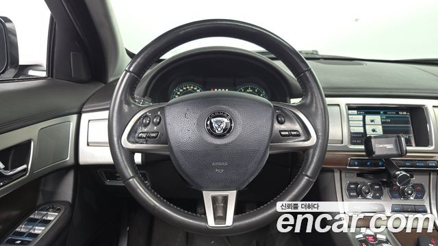 Jaguar XF 2014 — photo 19