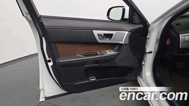 Jaguar XF 2014 — photo 14