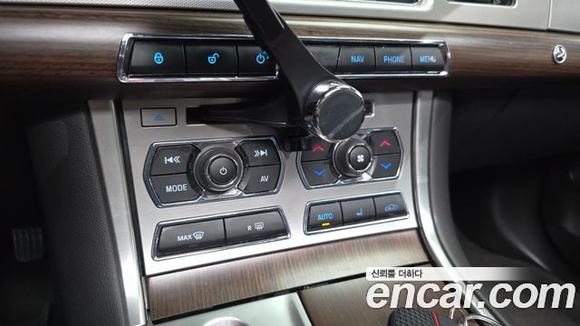 Jaguar XF 2014 — photo 32