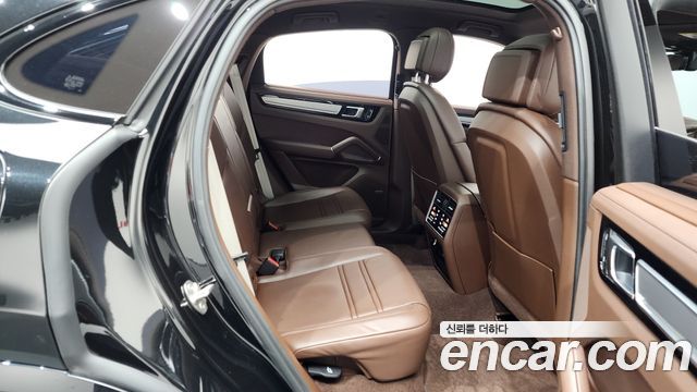 Porsche Cayenne 2023 — photo 17