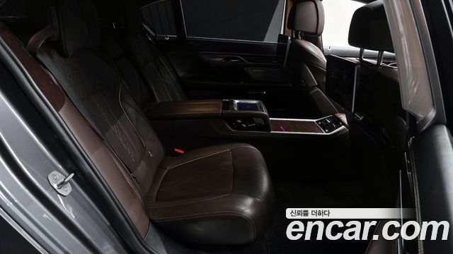 BMW 7-Series 2016 — photo 11