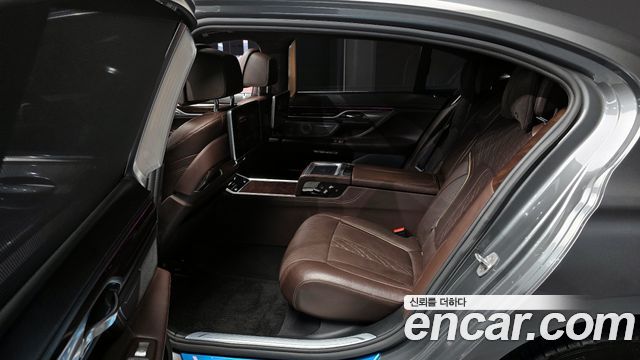 BMW 7-Series 2016 — photo 12