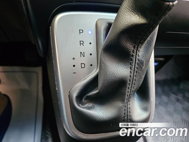 Hyundai Staria 2025 — photo 9