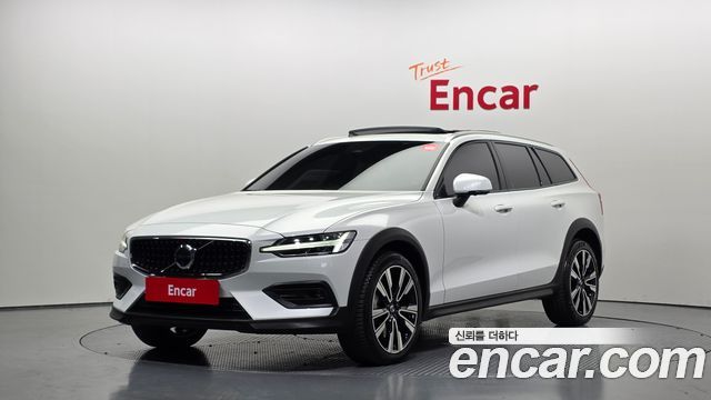 Volvo V60 2023 — photo 1