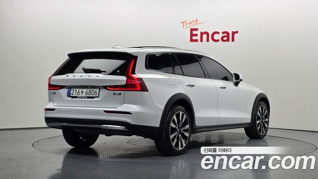 Volvo V60 2023 — photo 2