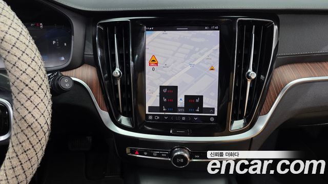Volvo V60 2023 — photo 21