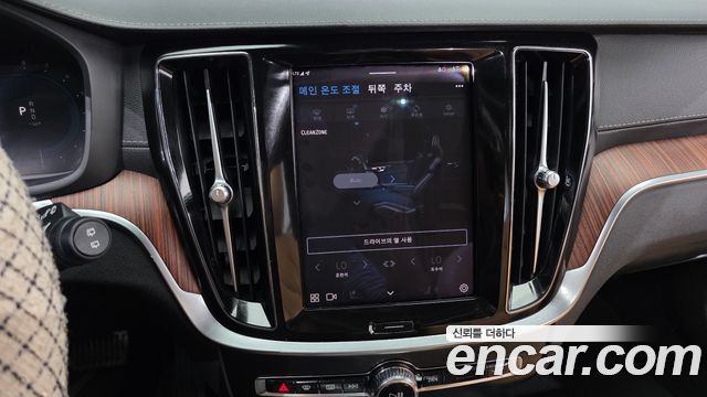 Volvo V60 2023 — photo 30