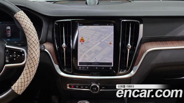 Volvo V60 2023 — photo 32