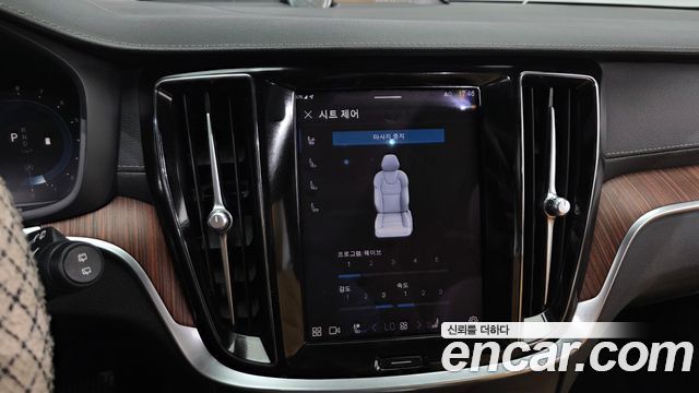 Volvo V60 2023 — photo 33