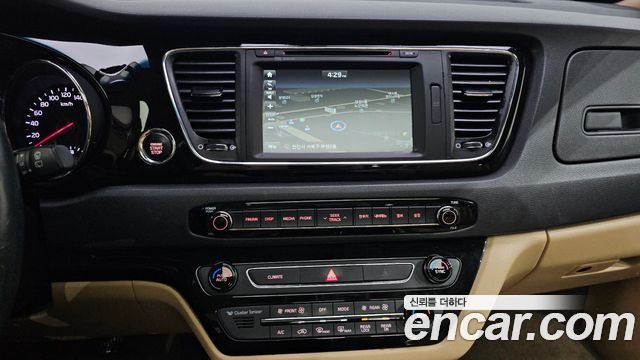 Kia Canival 2018 — photo 16