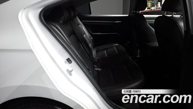 Hyundai AVANTE 2019 — photo 18