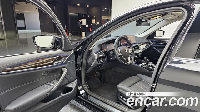 BMW 5-Series 2023 — photo 13
